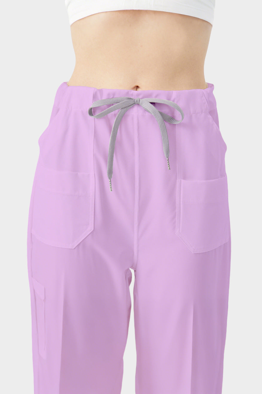 Bata y pantalones quirúrgicos de color morado en exposición