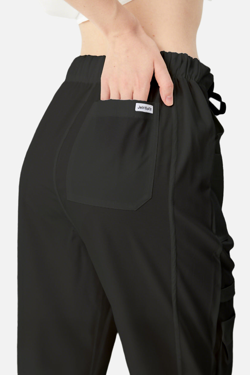 Uniforme médico de mujer, pantalones negros, vista posterior