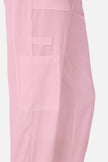 Bata quirúrgica rosa de mujer, detalles del pantalón mostrados