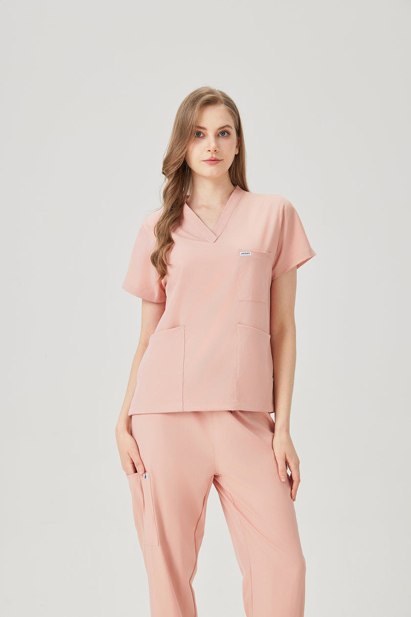 Bata quirúrgica rosa para mujer JelriSoFit® (vista frontal de la modelo)