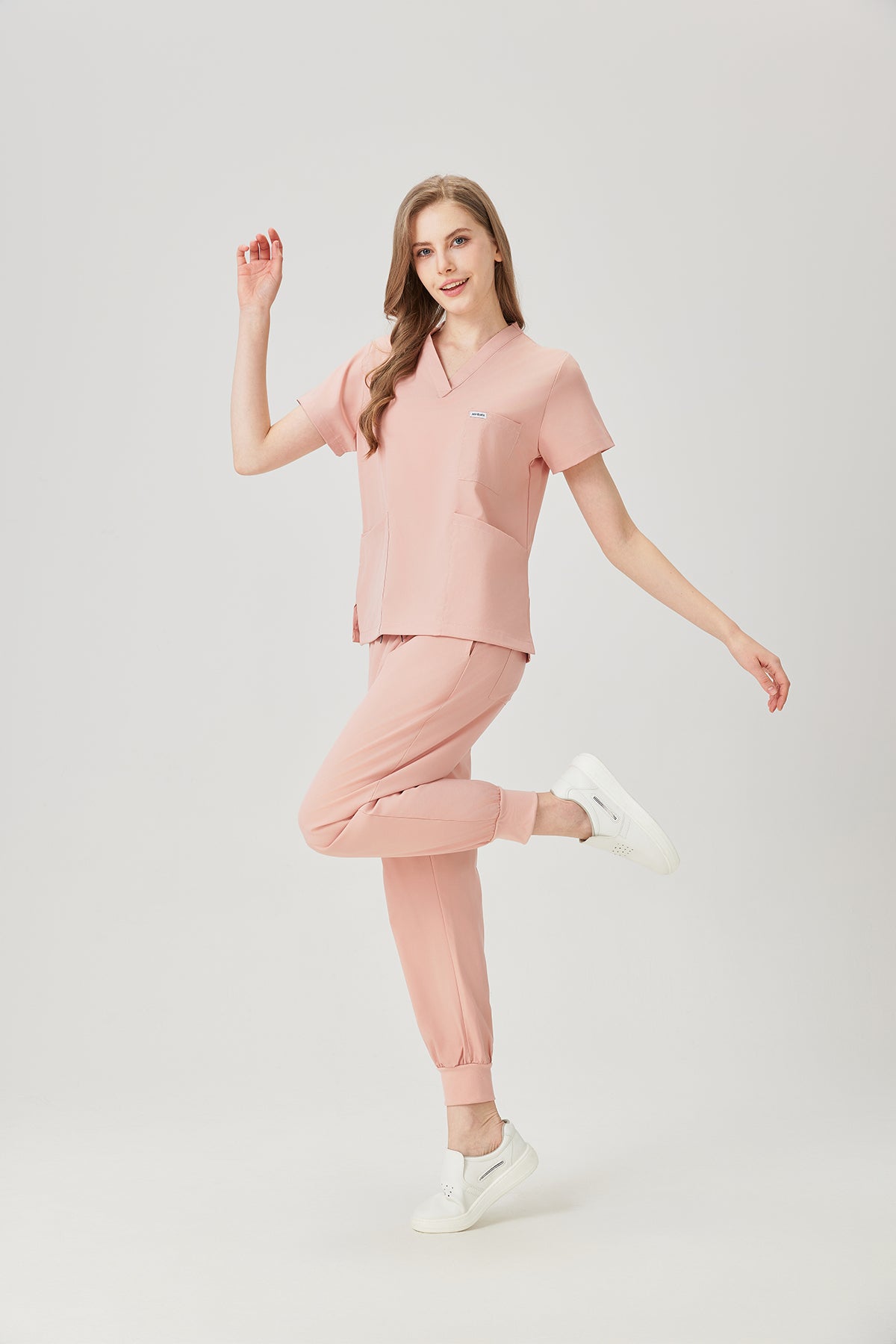 Uniforme médico rosa para mujer JelriSoFit® (vista lateral de la modelo)