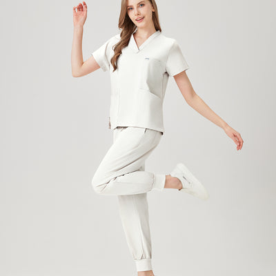 Uniforme médico quirúrgico de color blanco crema para mujer, vista lateral