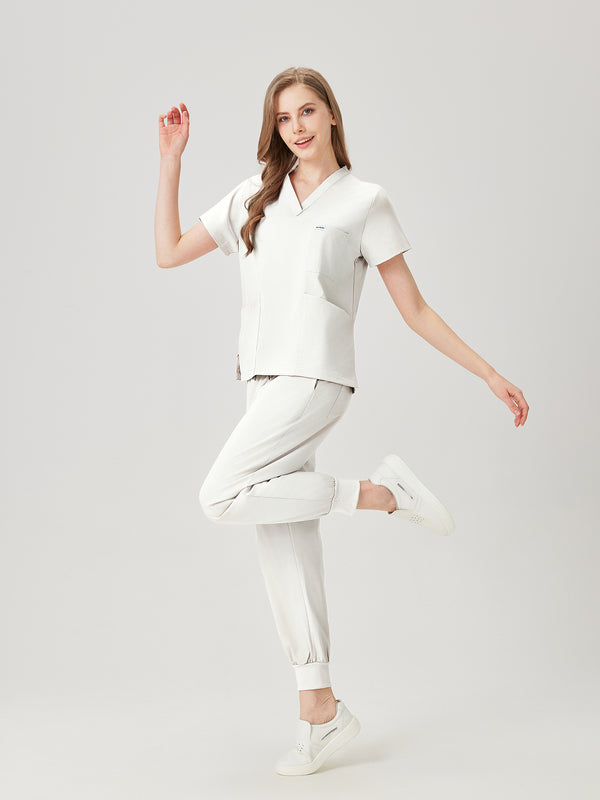 Uniforme médico quirúrgico de color blanco crema para mujer, vista lateral