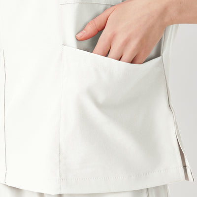 Uniforme médico quirúrgico blanco para mujer con bolsillos grandes.