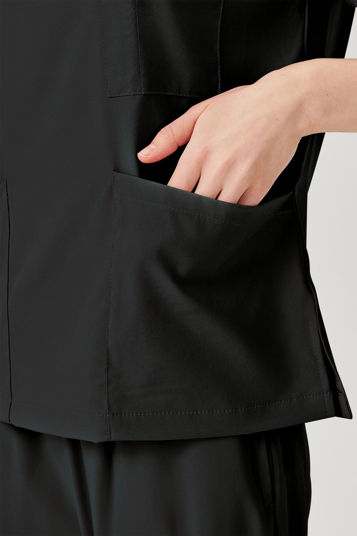 Bata quirúrgica negra para mujer JelriSoFit® con bolsillos grandes