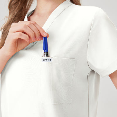 Uniforme médico quirúrgico blanco para mujer con bolsillos en el pecho.