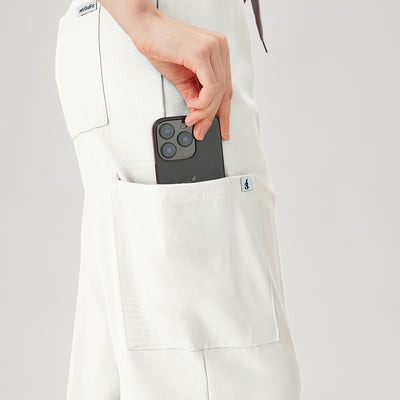 Uniforme médico quirúrgico blanco de mujer, vista lateral de los pantalones.