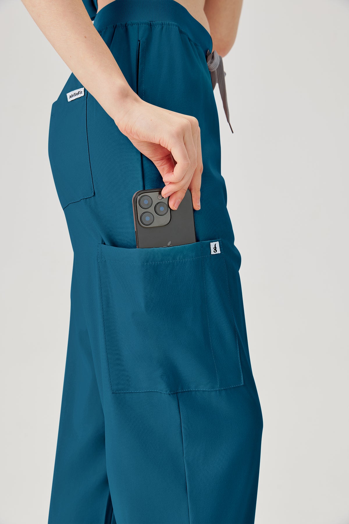 Bata quirúrgica azul cielo para mujer JelriSoFit®, vista lateral del pantalón