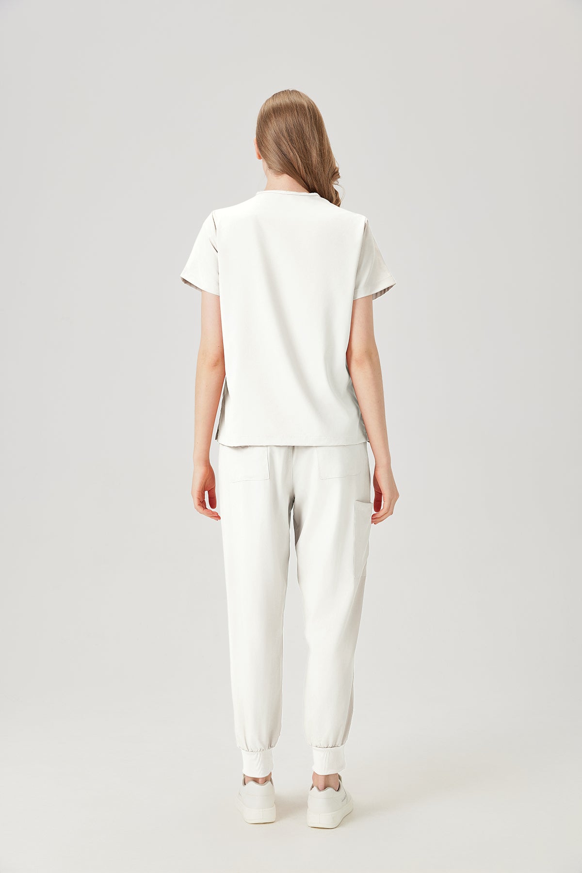 Uniforme médico quirúrgico blanco para mujer, vista posterior
