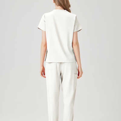 Uniforme médico quirúrgico blanco para mujer, vista posterior
