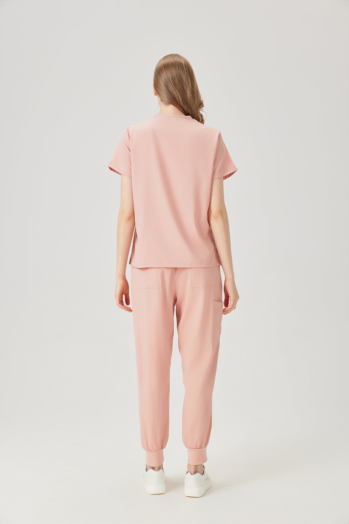 Bata quirúrgica rosa para mujer JelriSoFit® (modelo vista desde atrás)