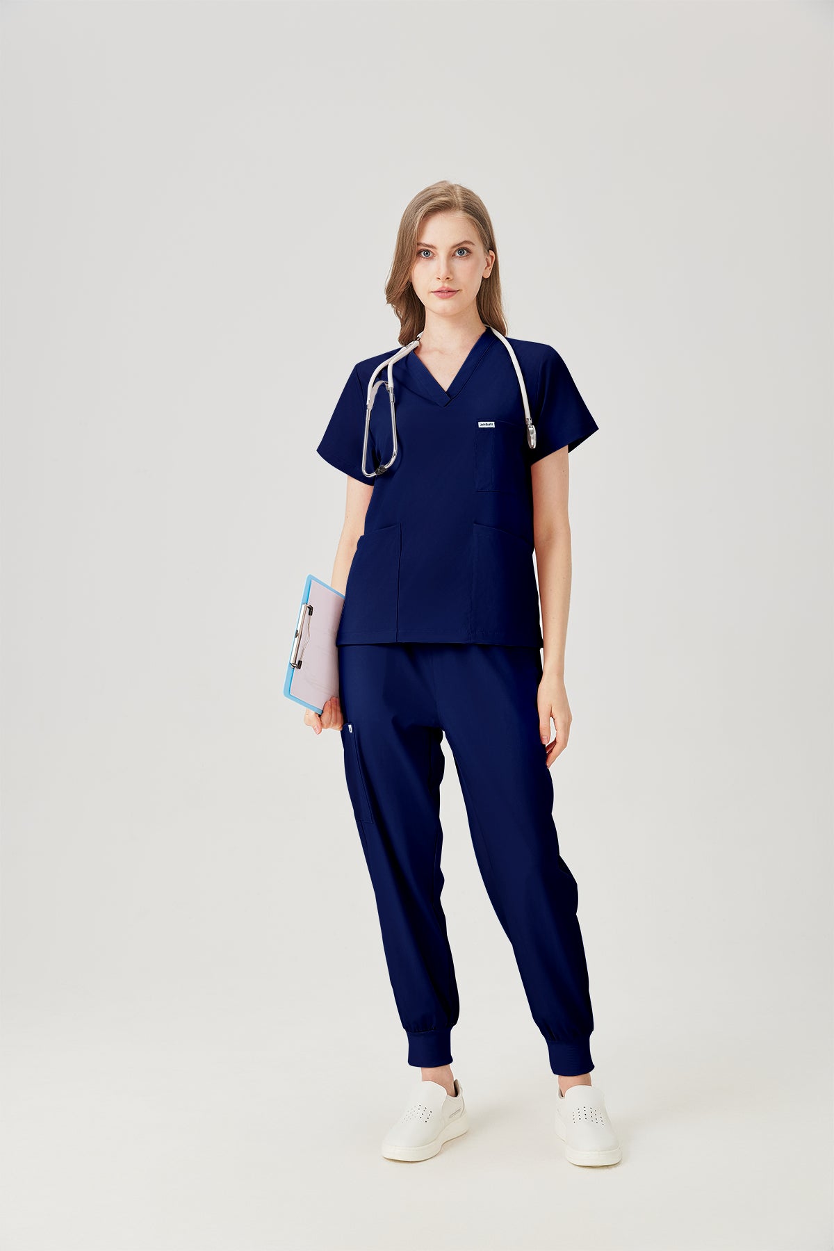 Bata quirúrgica azul marino de mujer con cuerpo completo