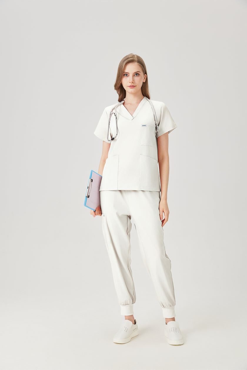 Uniforme médico quirúrgico blanco de mujer, imagen de modelo