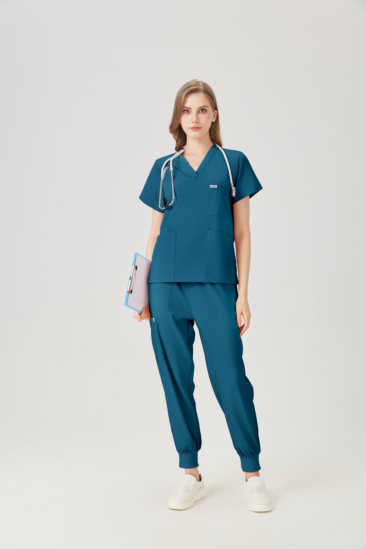 Bata quirúrgica azul cielo para mujer JelriSoFit®, modelo mostrado