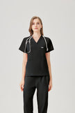 Bata quirúrgica negra JelriSoFit® para mujer, vista frontal
