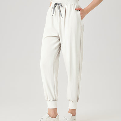Uniforme médico quirúrgico blanco de mujer, vista frontal del pantalón