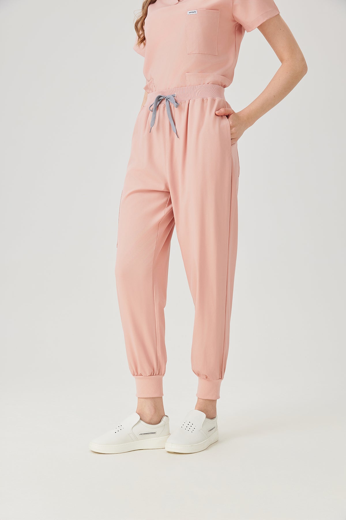 Bata quirúrgica rosa para mujer JelriSoFit®, vista frontal del pantalón