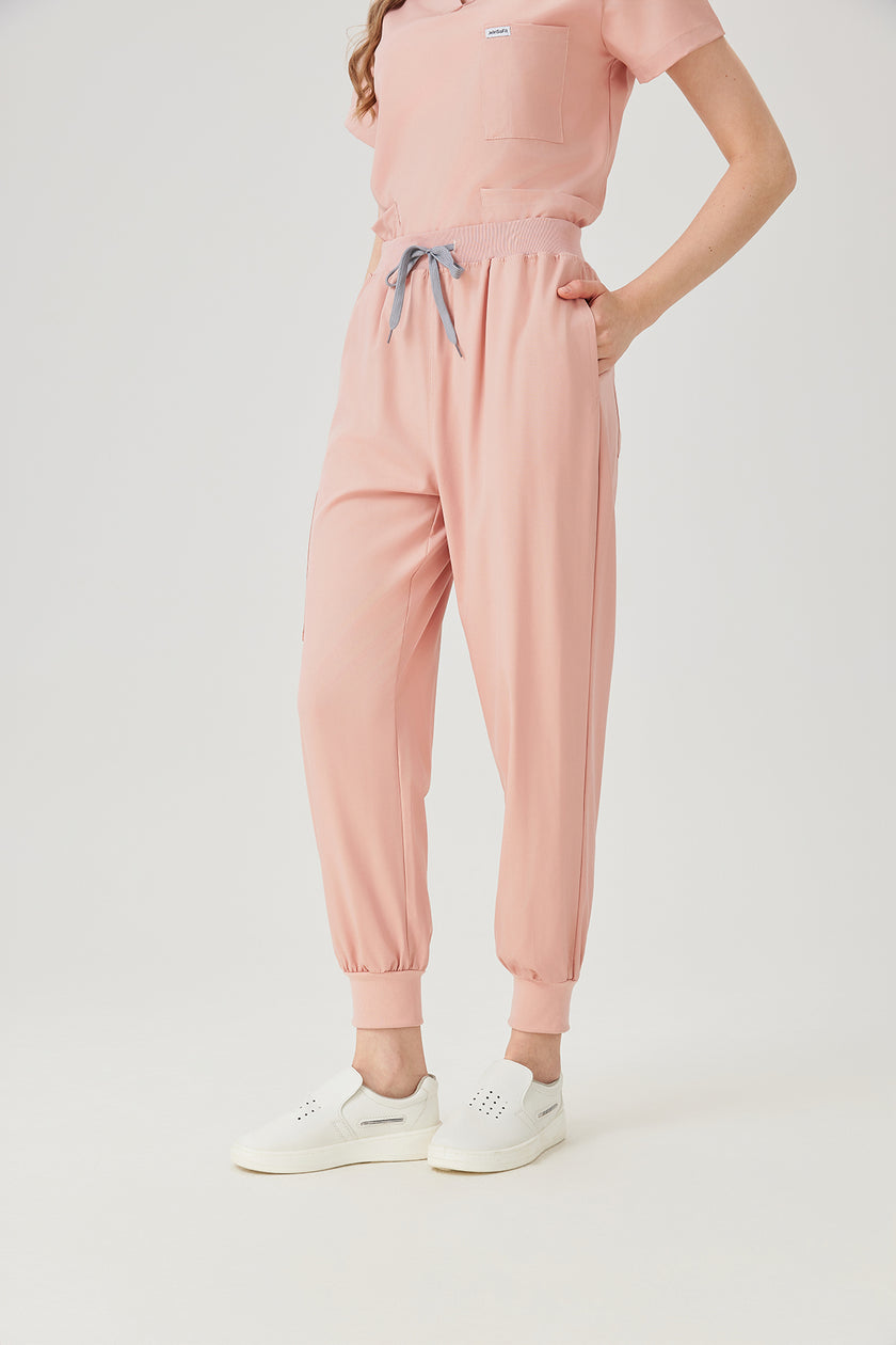 Bata quirúrgica rosa para mujer JelriSoFit®, vista frontal del pantalón
