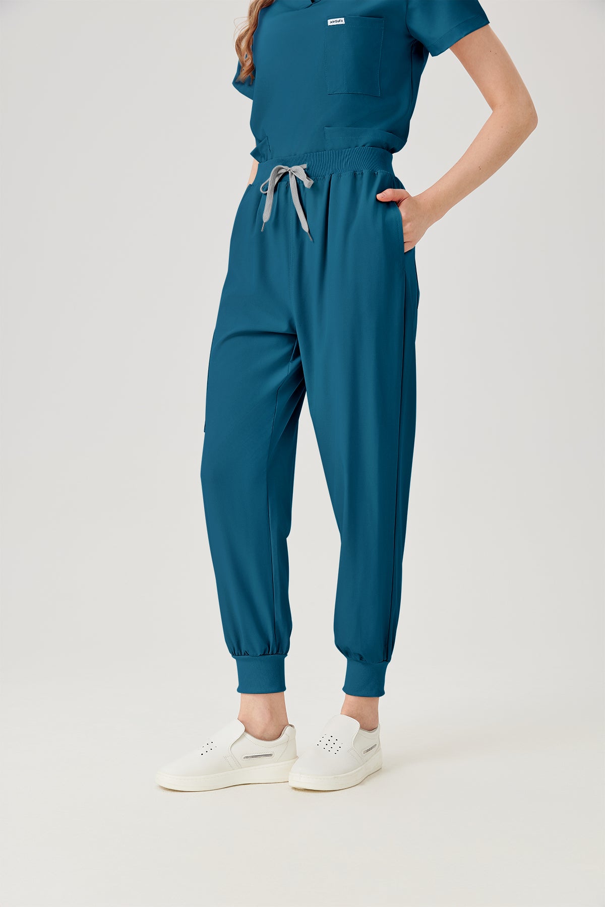 Bata quirúrgica azul cielo para mujer JelriSoFit®, vista frontal del pantalón