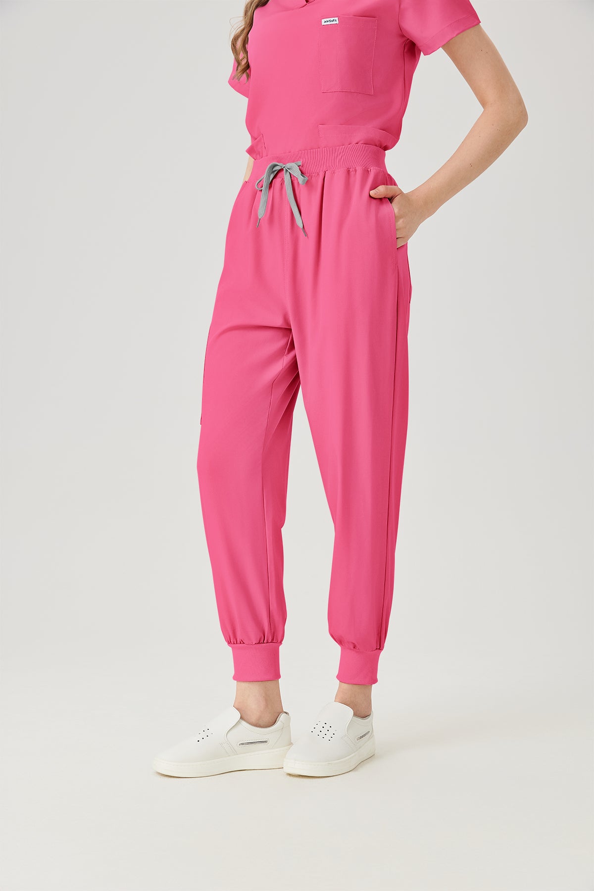 Bata quirúrgica fucsia para mujer JelriSoFit®, vista frontal del pantalón