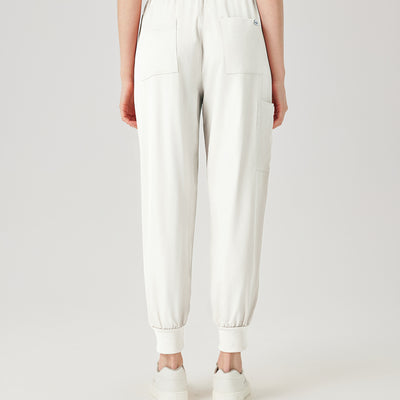 Uniforme médico quirúrgico blanco para mujer, vista posterior del pantalón.