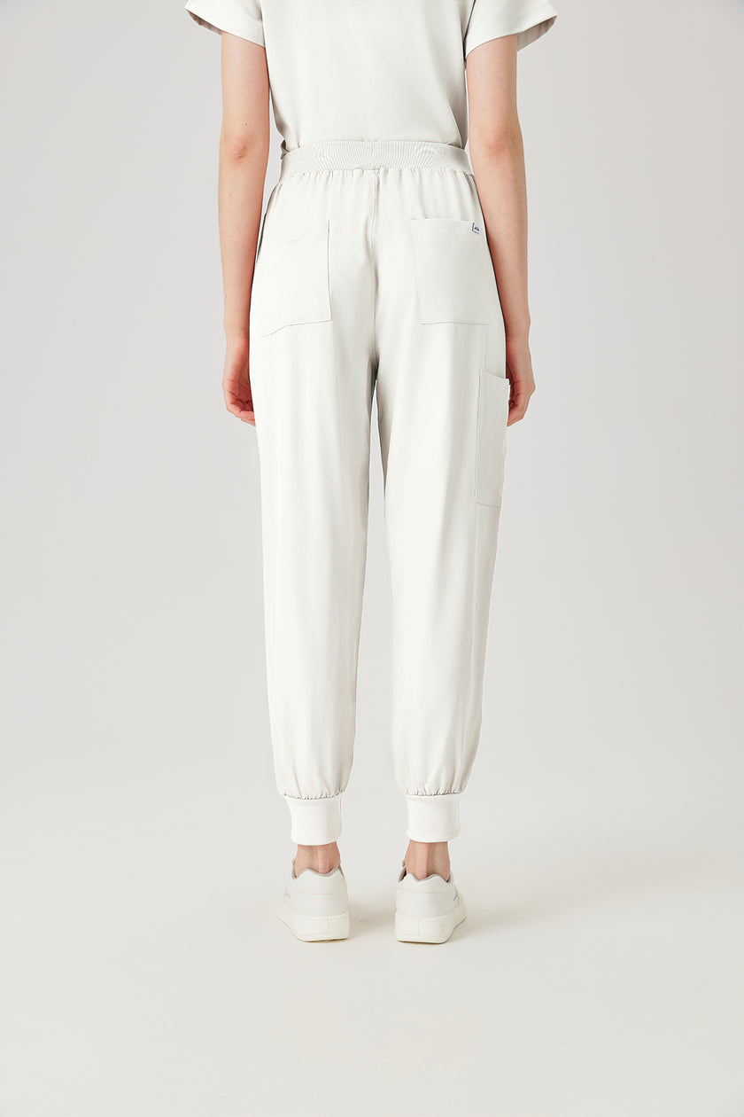 Uniforme médico quirúrgico blanco para mujer, vista posterior del pantalón.