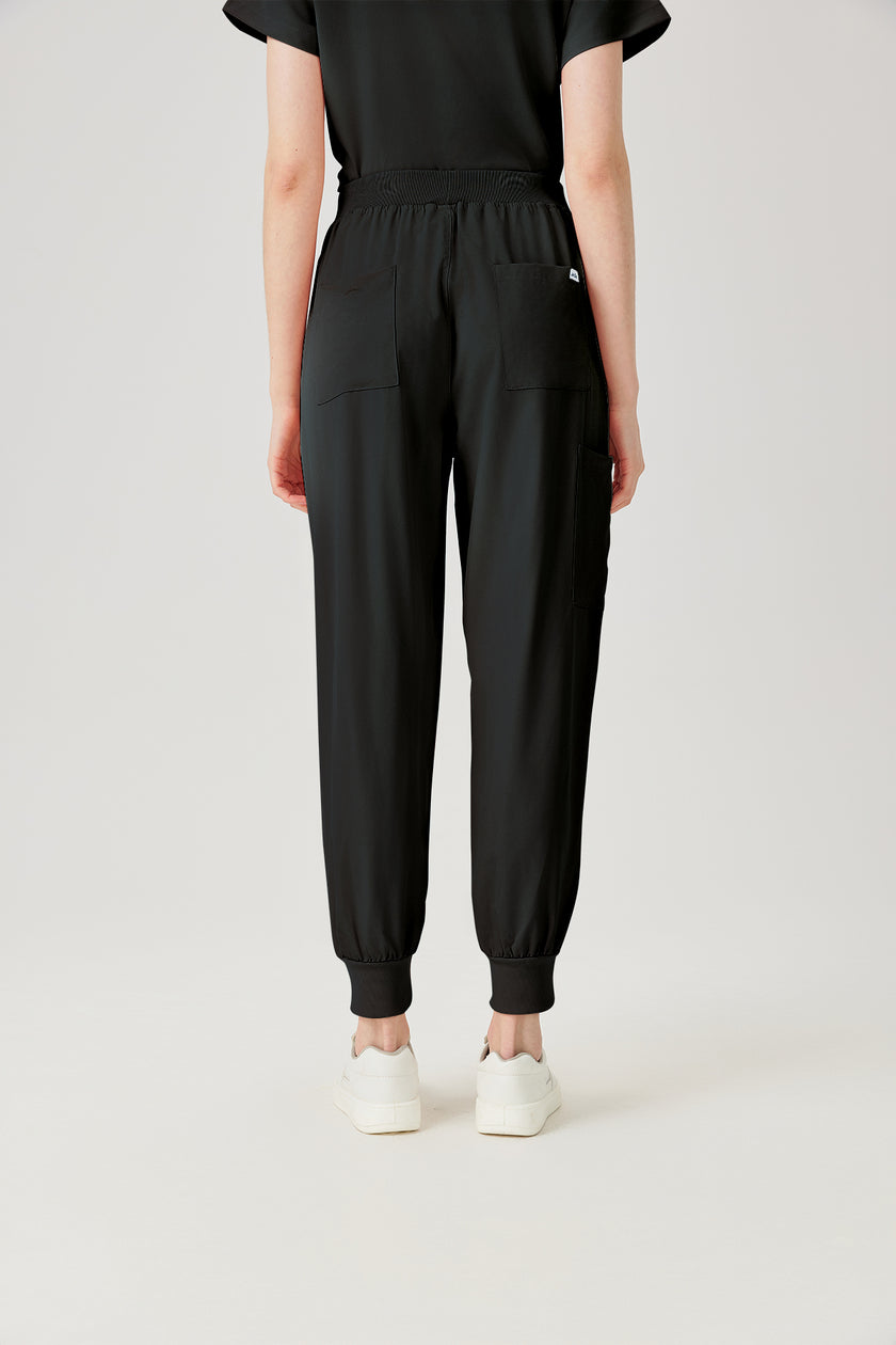 Bata quirúrgica negra JelriSoFit® para mujer, vista posterior del pantalón