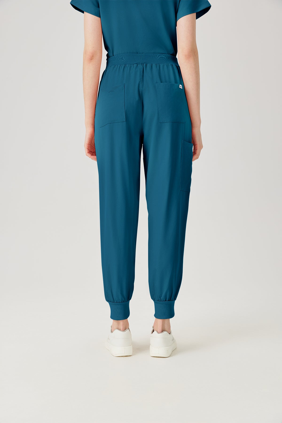 Bata quirúrgica azul cielo para mujer JelriSoFit®, vista posterior del pantalón