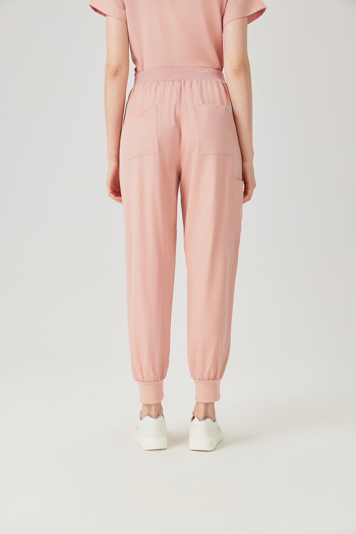 Bata quirúrgica rosa para mujer JelriSoFit®, vista posterior del pantalón