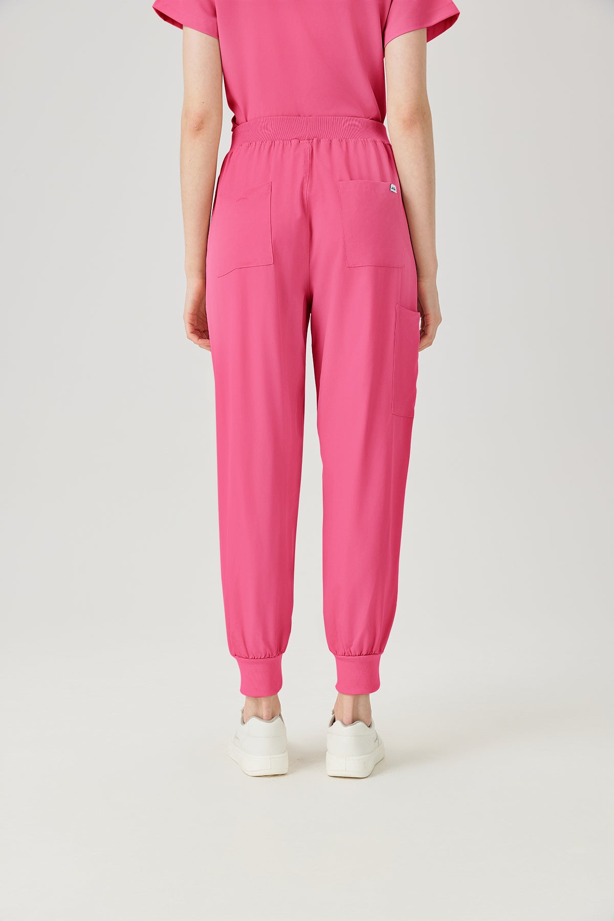 Bata quirúrgica fucsia para mujer JelriSoFit®, vista posterior del pantalón