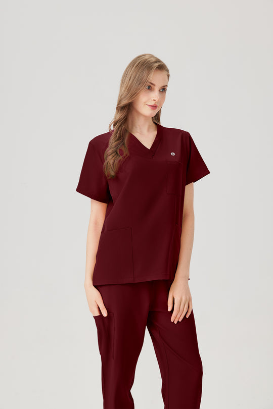 Pijama quirúrgico de mujer color vino tinto, de cuerpo entero.