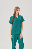 Uniforme médico femenino verde esmeralda, vista frontal