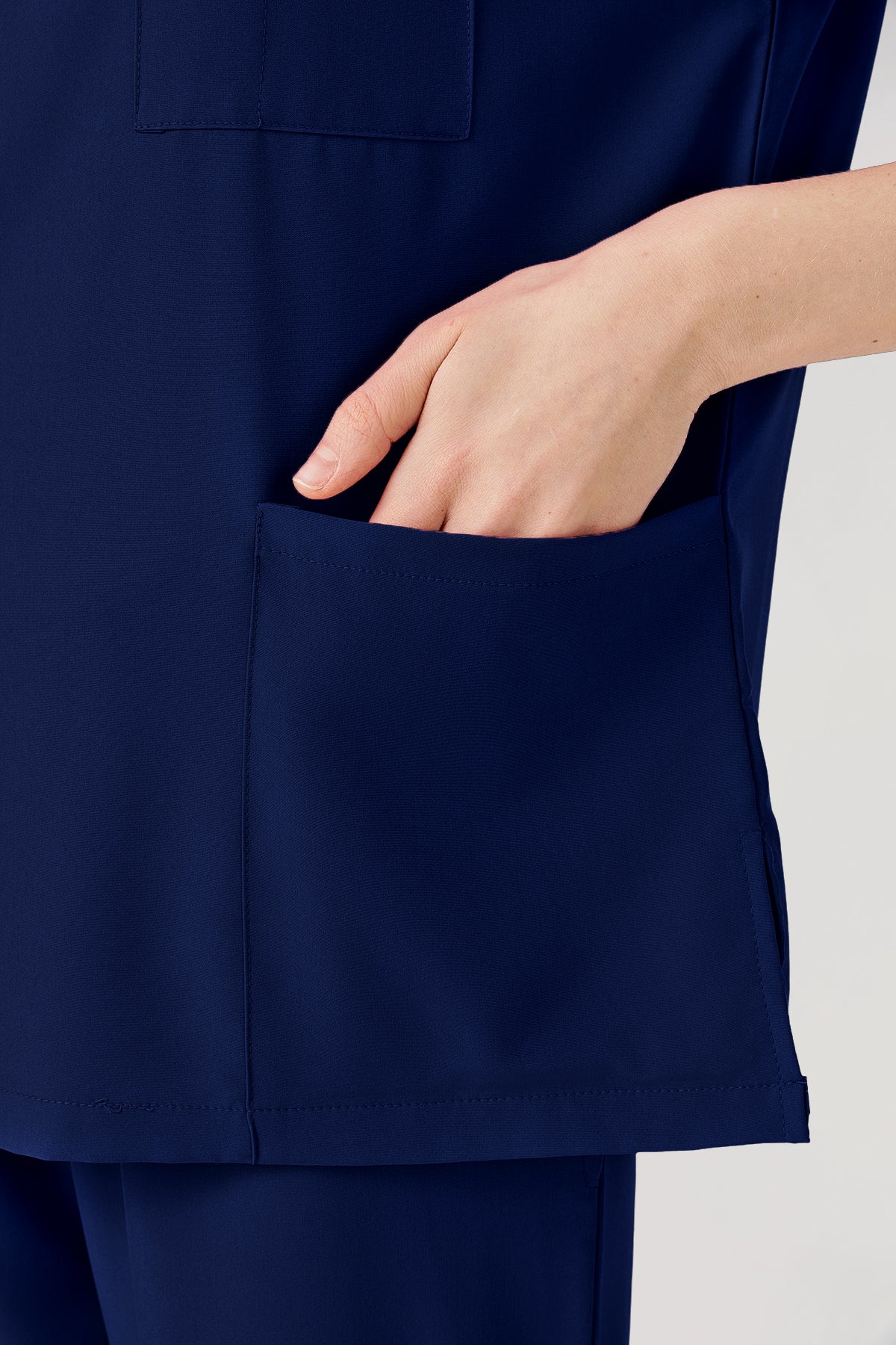 Bata quirúrgica azul marino para mujer JelriSoFit® con detalle de bolsillos grandes