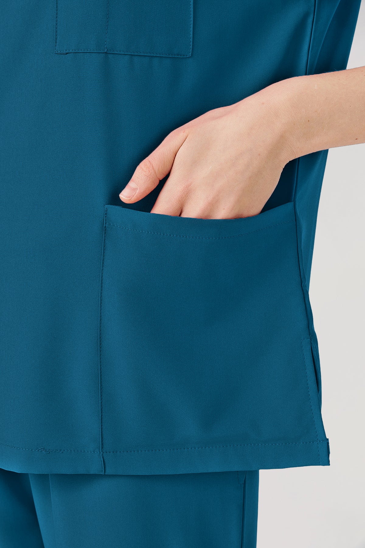 Bata quirúrgica de mujer con grandes bolsillos laterales para exhibición