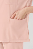Uniforme médico rosa de mujer con bolsillos superiores visibles