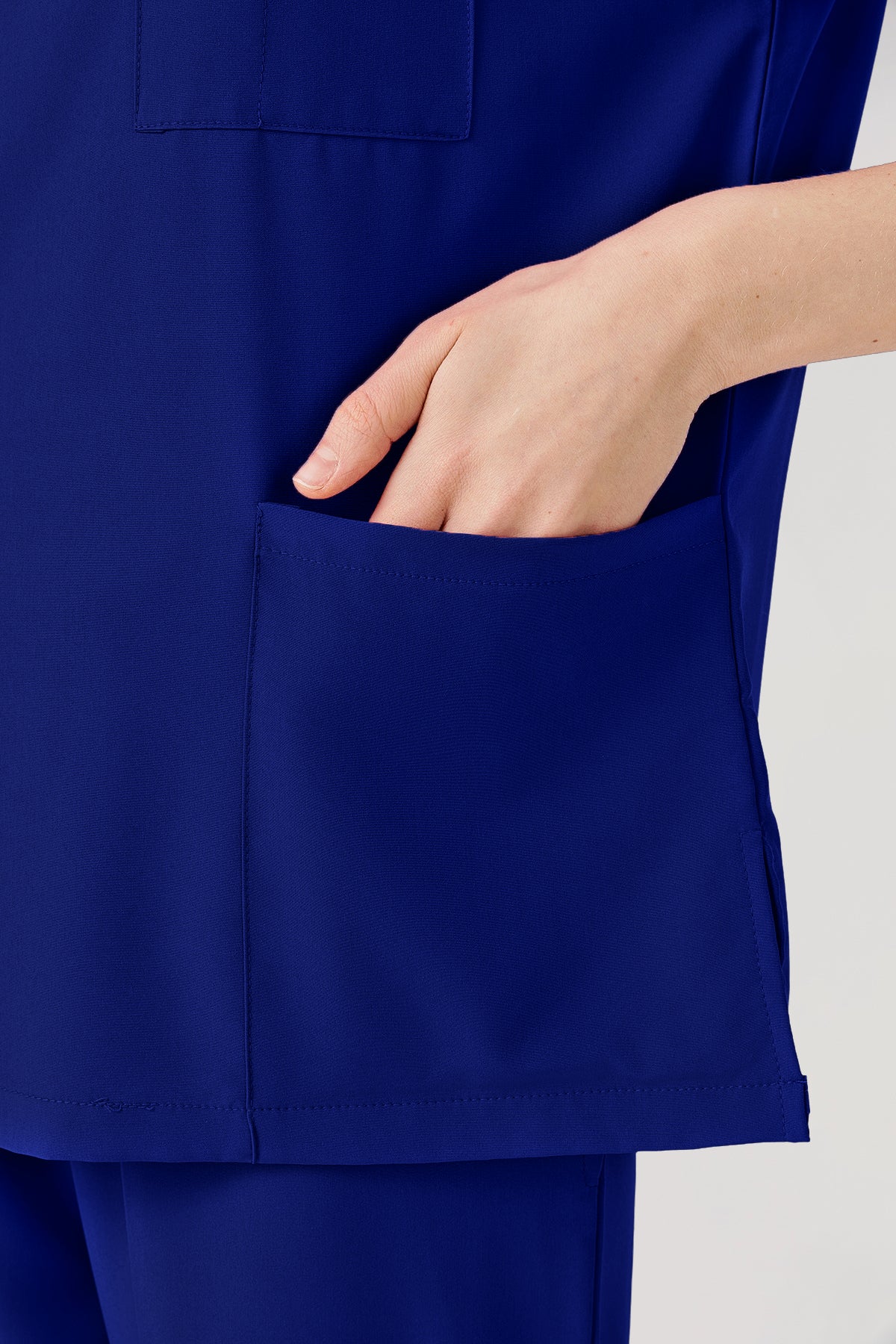 Uniforme médico de mujer azul real con bolsillos superiores