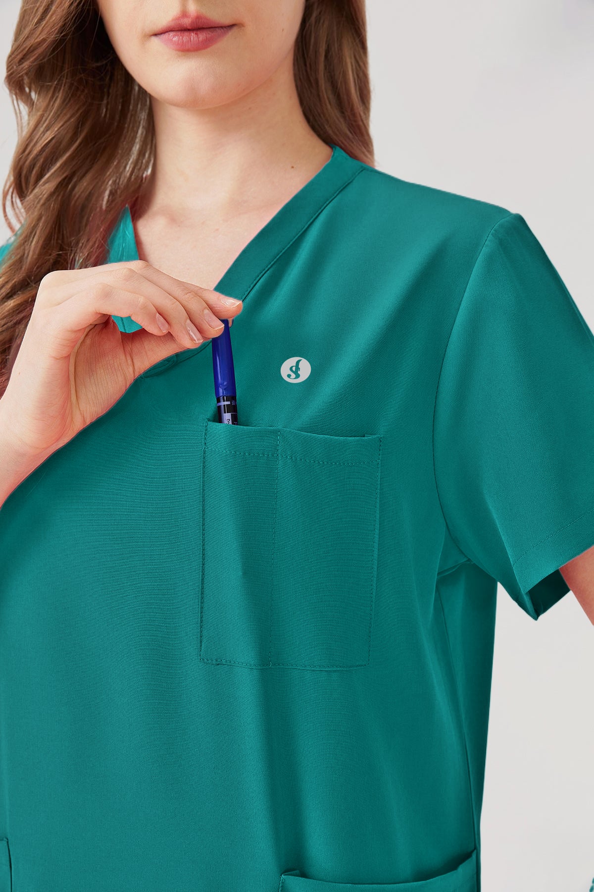 Uniforme médico de mujer verde esmeralda con bolsillo en el pecho