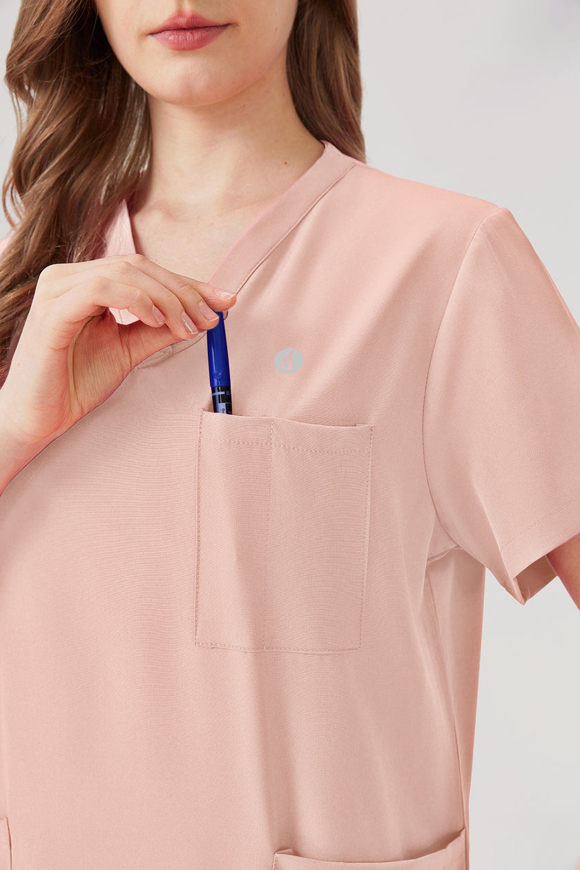 Uniforme médico rosa para mujer con bolsillos multifunción.