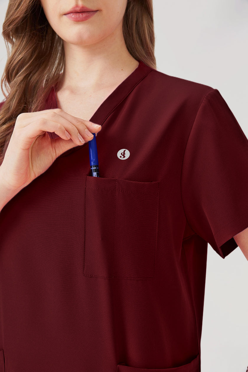Bata quirúrgica de mujer en color burdeos con bolsillos en el pecho.