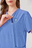 Bata quirúrgica de mujer azul claro con pequeño bolsillo de exhibición