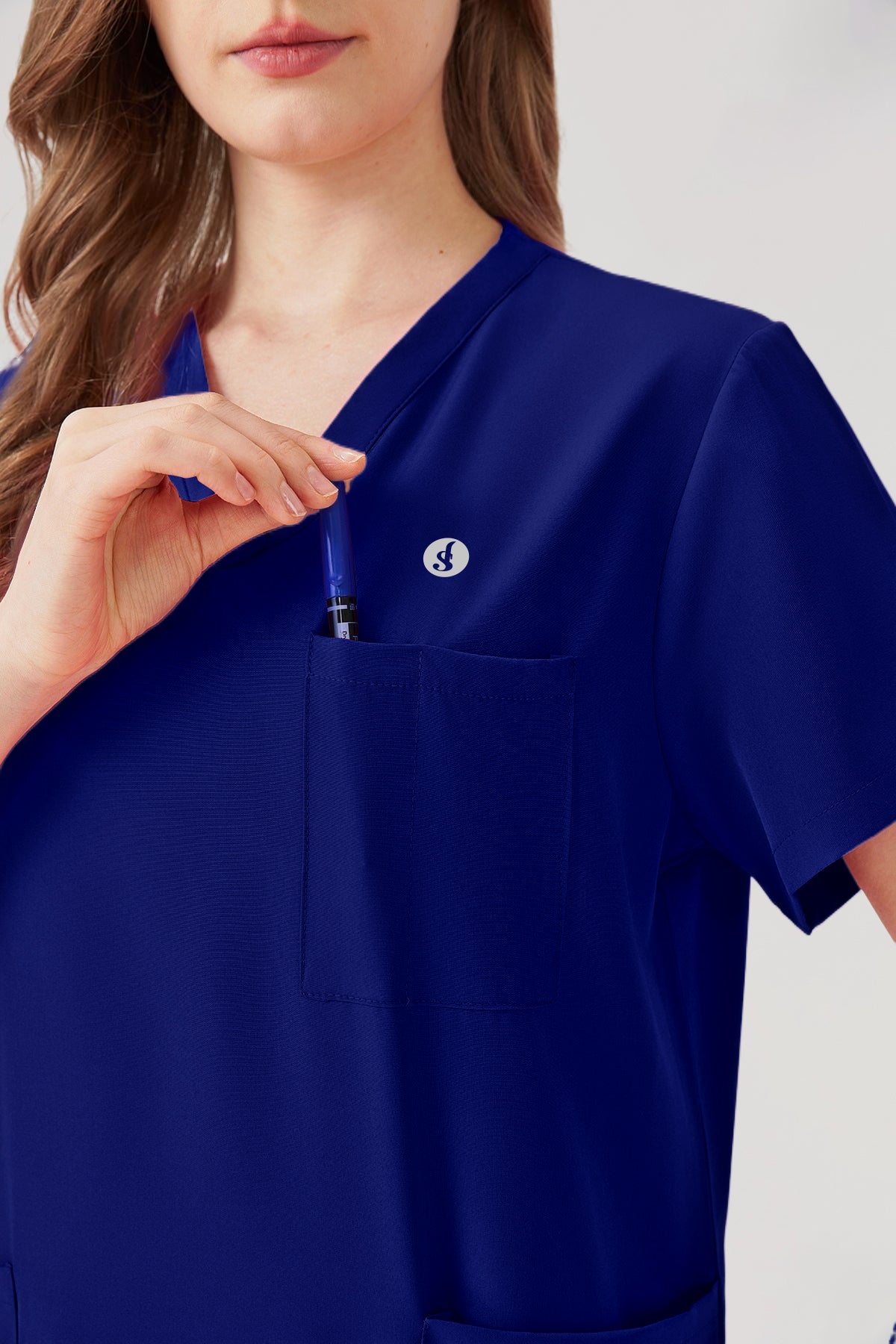 Uniforme médico de mujer azul real con múltiples bolsillos