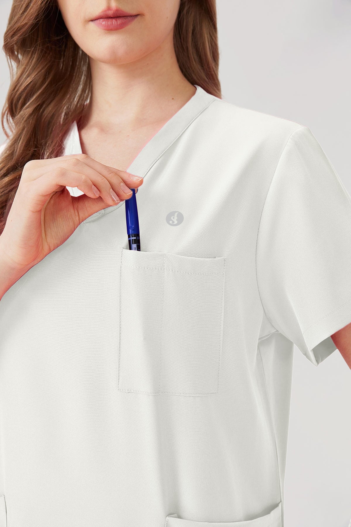 Uniforme de trabajo blanco para mujer, detalles superiores