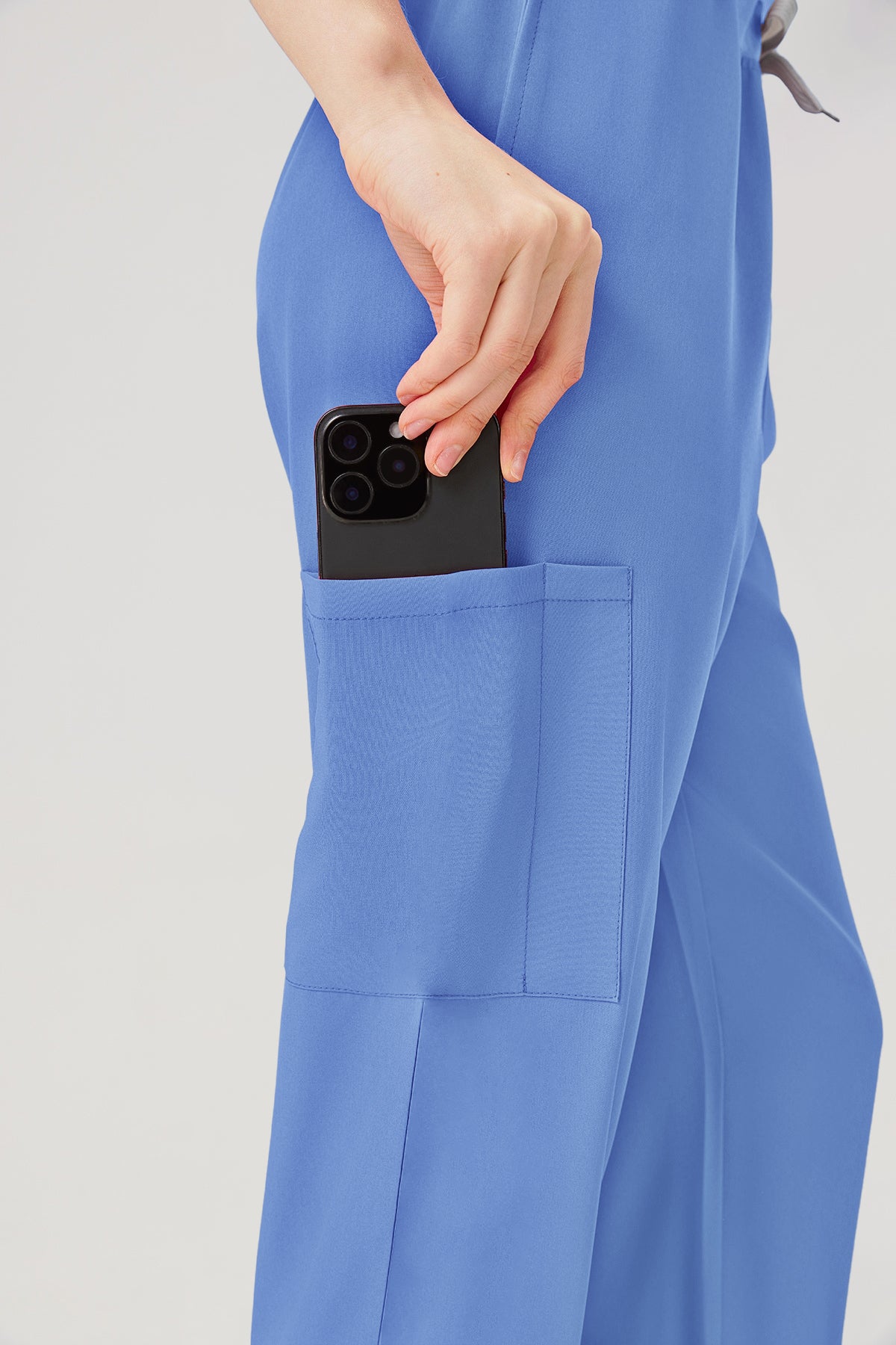 Bata quirúrgica de mujer azul claro, con bolsillo para pantalón.