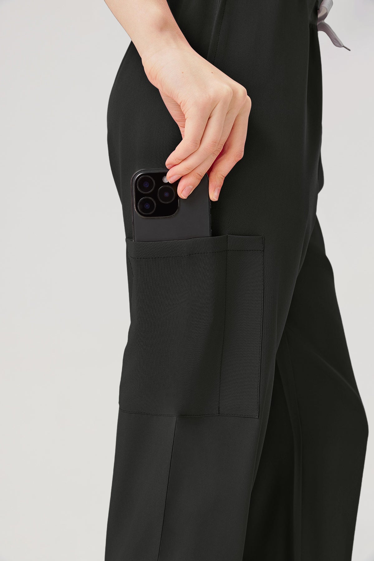 Bata quirúrgica negra JelriSoFit® para mujer, vista lateral del pantalón