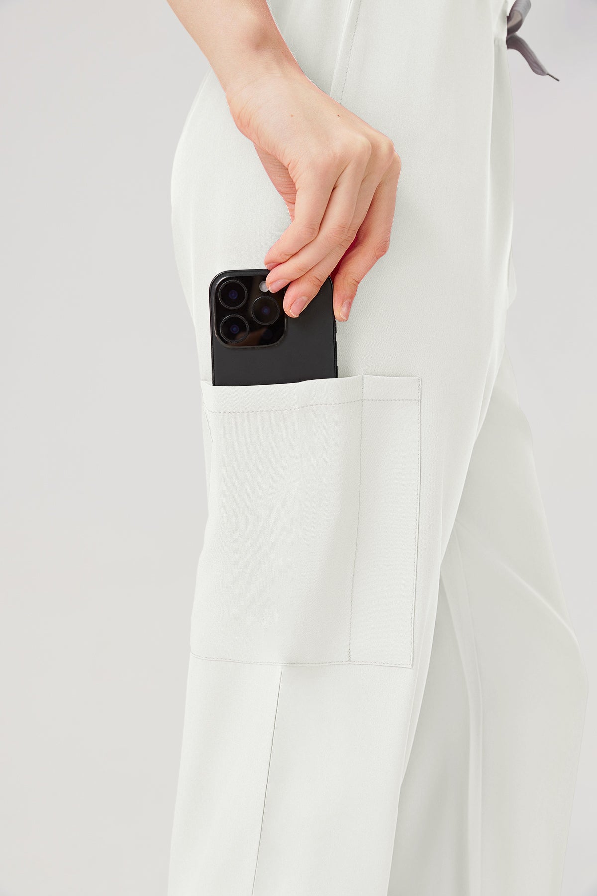Uniforme de trabajo blanco de mujer, vista lateral del pantalón.