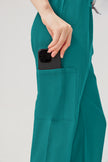 Uniforme médico femenino verde esmeralda, detalle de los bolsillos del pantalón.
