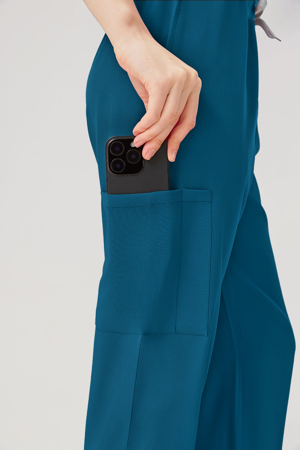 Batas quirúrgicas de mujer, pantalones con bolsillos grandes en exhibición