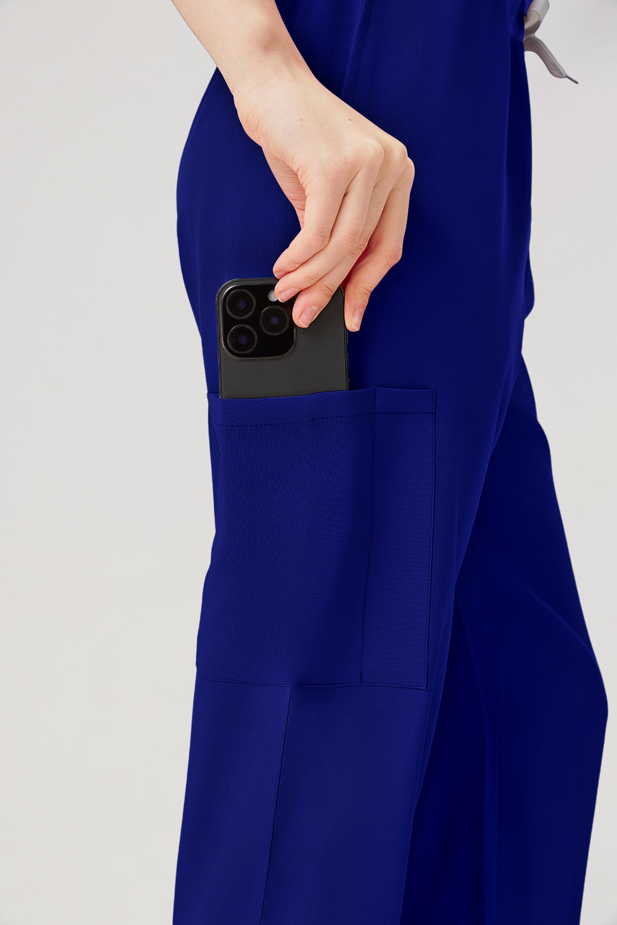Uniforme médico de mujer azul real con bolsillos grandes en los pantalones