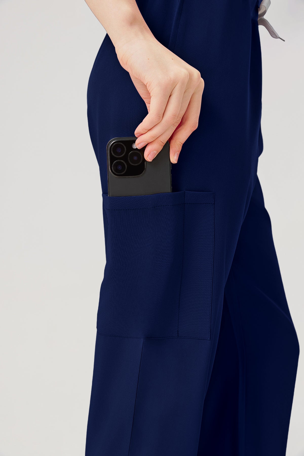 Bata quirúrgica azul marino JelriSoFit® para mujer, vista lateral del pantalón