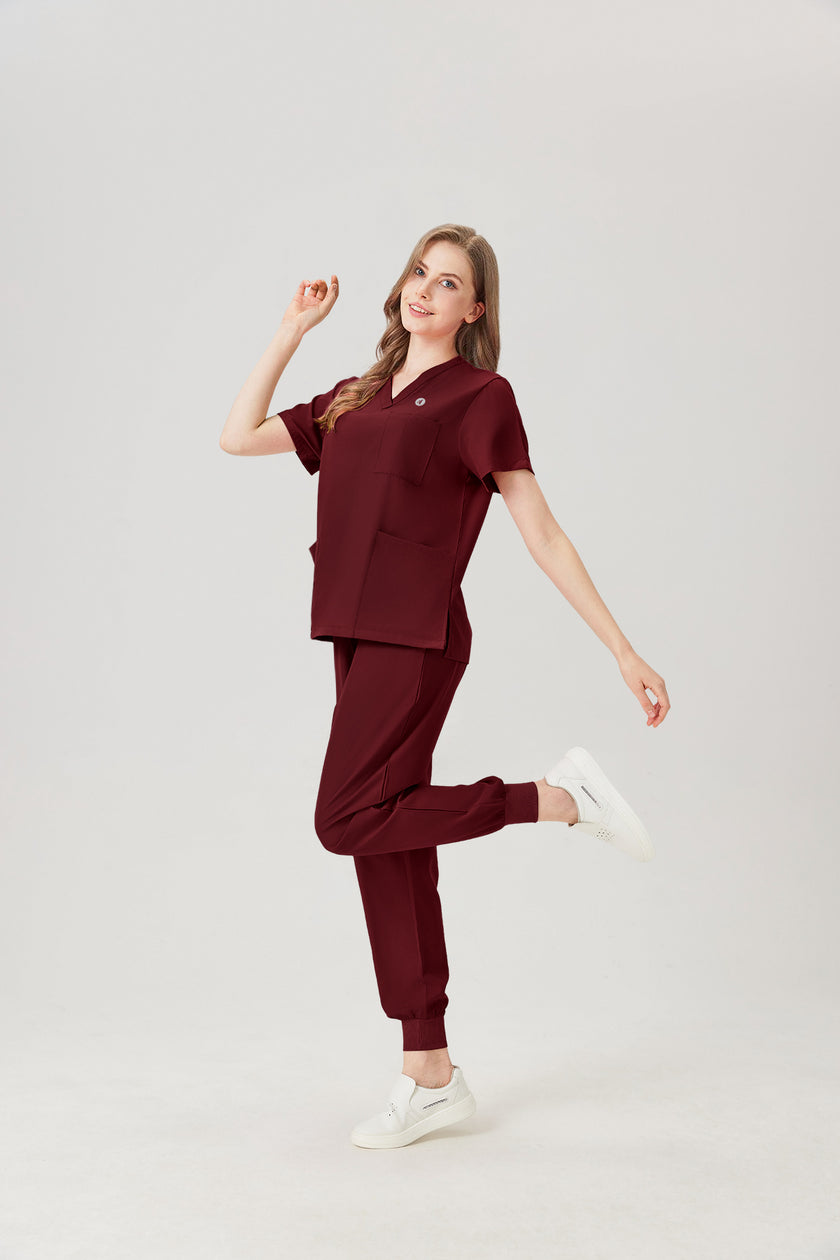 Bata quirúrgica de mujer, color burdeos (imagen de cuerpo entero)